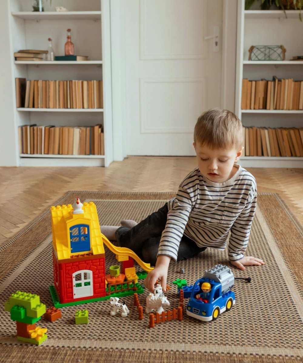 20 Quiet Indoor Activities for Toddlers (Calm, Mess-Free Play Ideas)